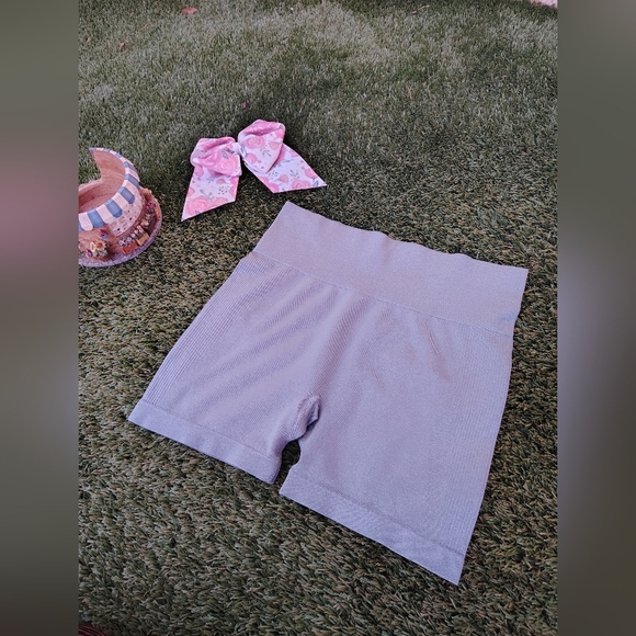 Primark Lilac High-Waisted Women's Shorts - Picture 2 of 4